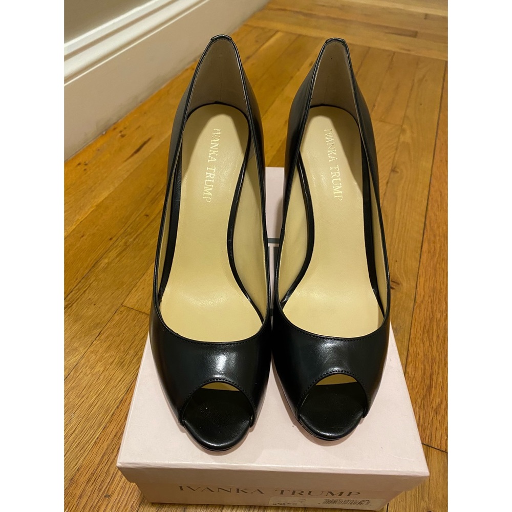 Peep-toe Black Leather Pumps!